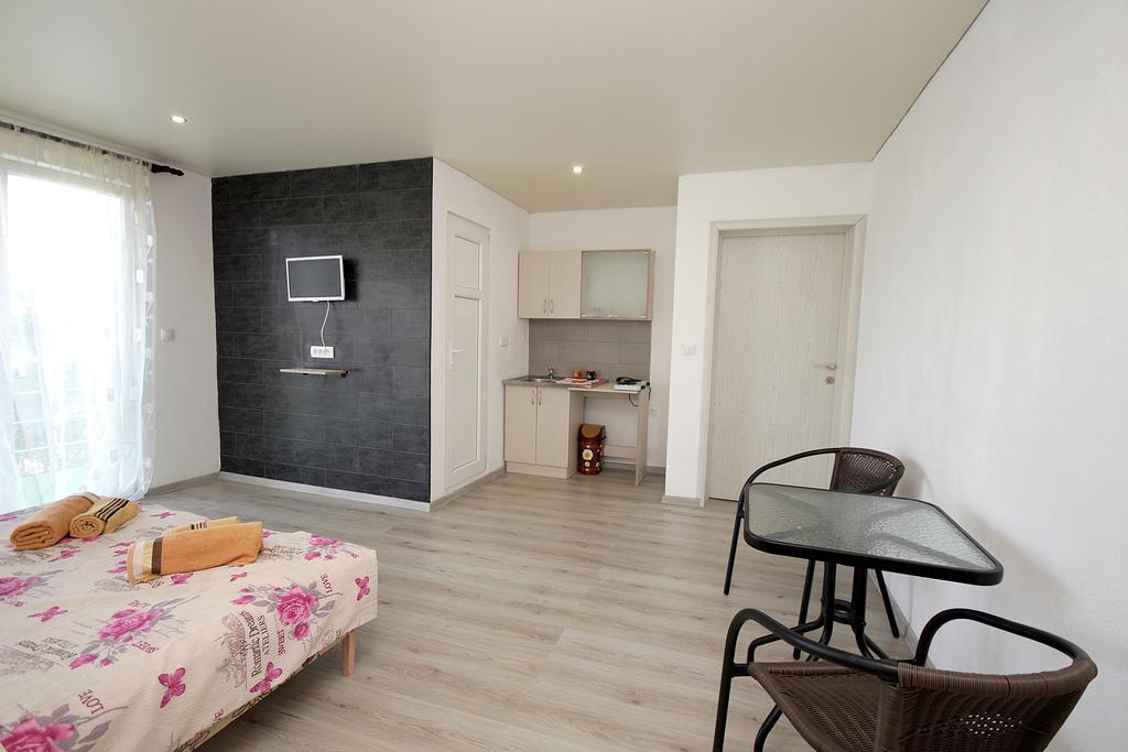 Apartments Victoria Sutomore Bagian luar foto